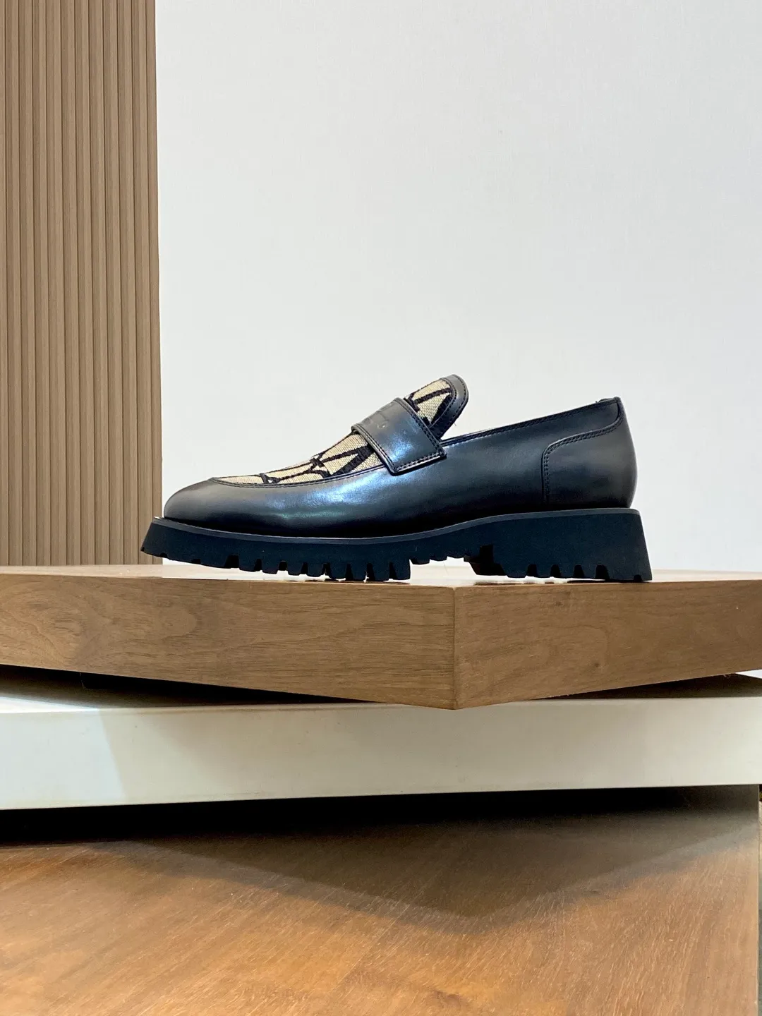 Men's shoes 💰740 VALENTINO Valentino's new men's fashionable casual leather shoes. These leather shoes are made of imported cowhide leather uppers, dyed calfskin lining and calfskin insoles. The upper foot is soft, comfortable and breathable. Comes with complete packaging in the original box! Visible details and quality. Size: 39-44 (customized at 38.45.46)